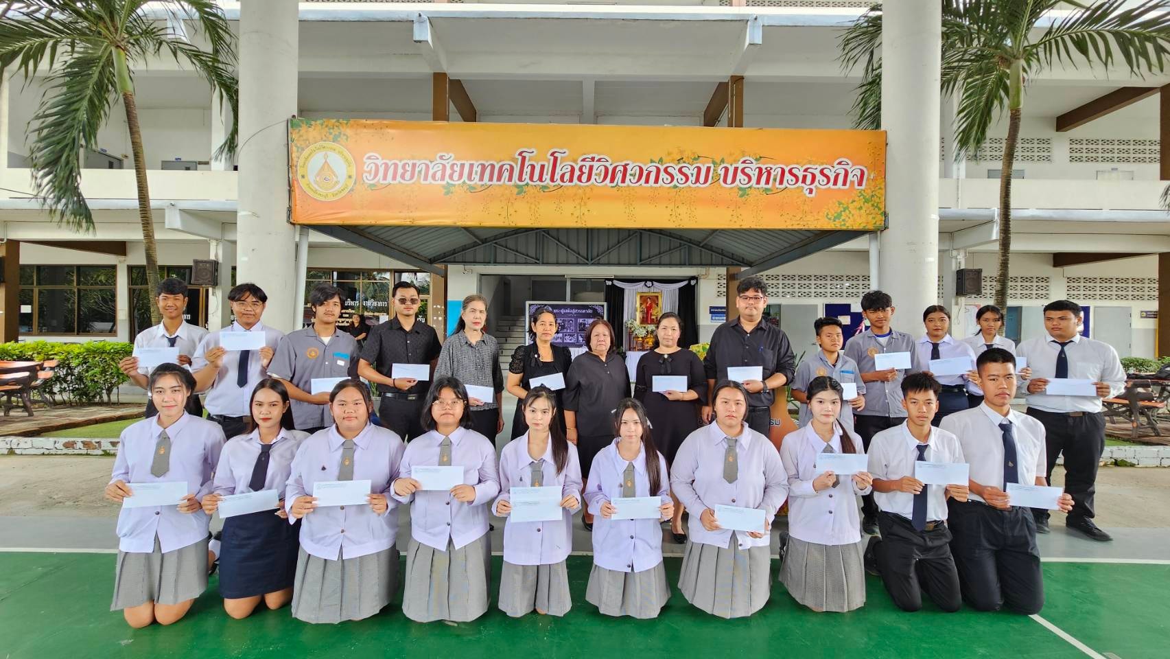 นางนงลักษณ์ ก่อเกียรติวนิช ผู้อำนวยการวิทยาลัย ได้มอบรางวัลให้กับนักเรียนเพื่อเป็นขวัญกำลังใจ