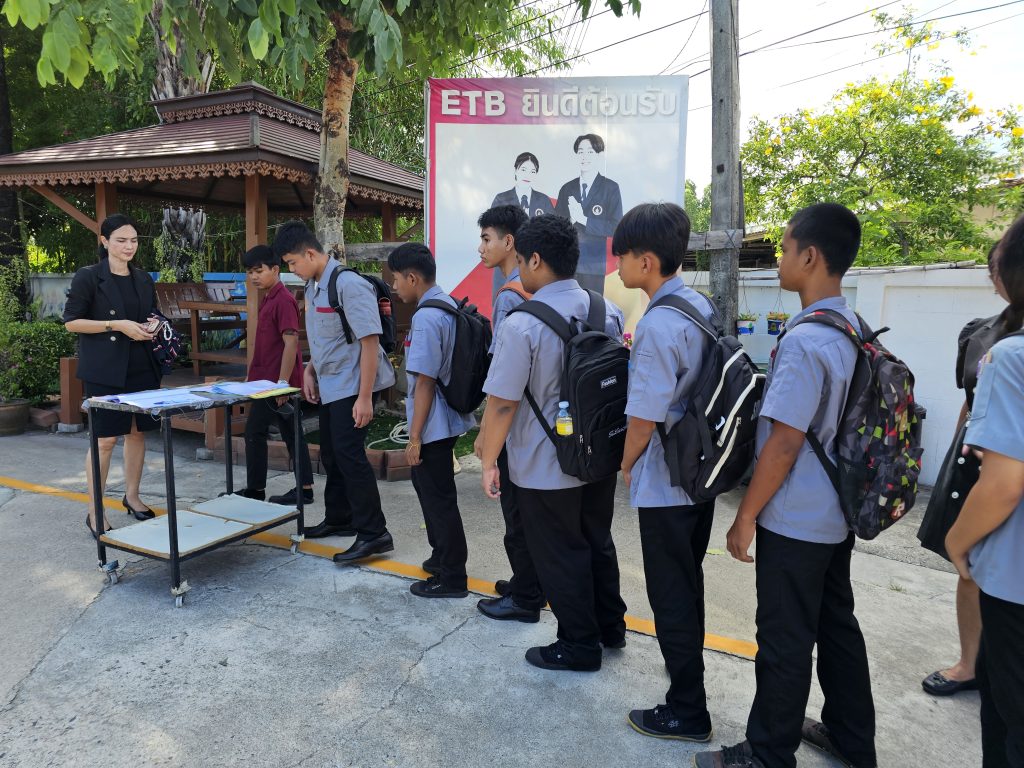 ยินดีต้อนรับนักเรียน-นักศึกษาทุกคน เข้าสู่รั้วแดงทอง เช้าวันที่ 25 พฤษภาคม 2569