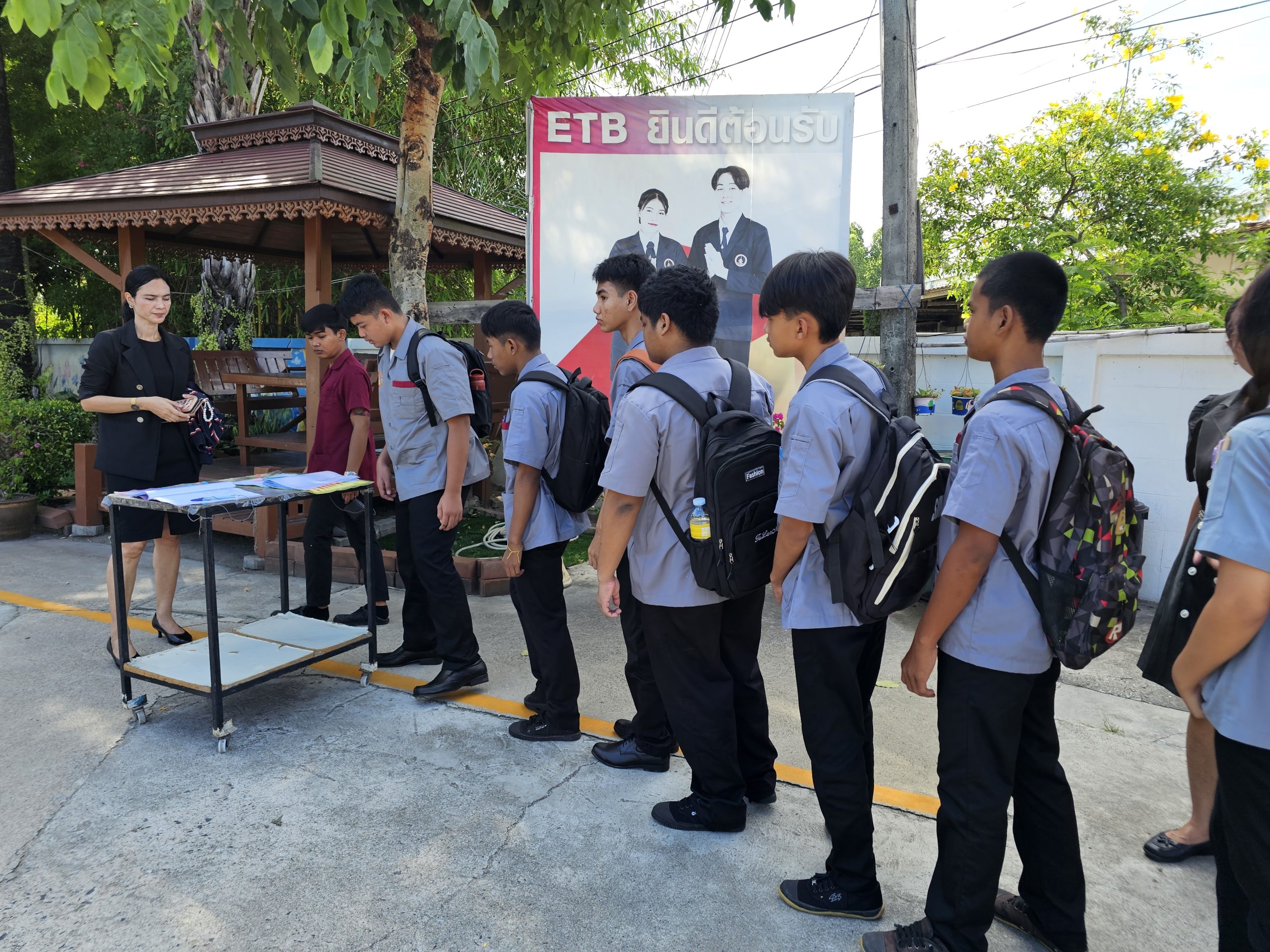 ยินดีต้อนรับนักเรียน-นักศึกษาทุกคน เข้าสู่รั้วแดงทอง เช้าวันที่ 25 พฤษภาคม 2569